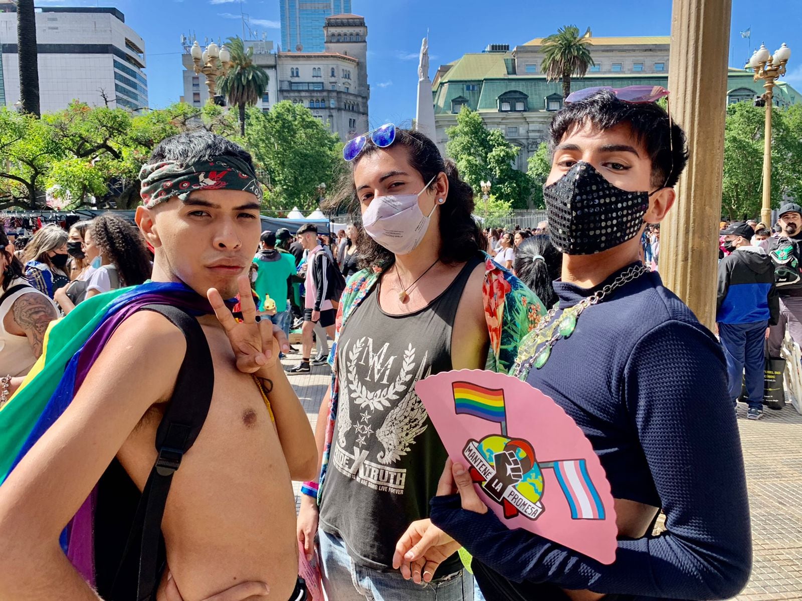Jornada de rosca y activismo en Plaza de Mayo, a treinta años de la primera Marcha del Orgullo en la ciudad de Buenos Aires. 