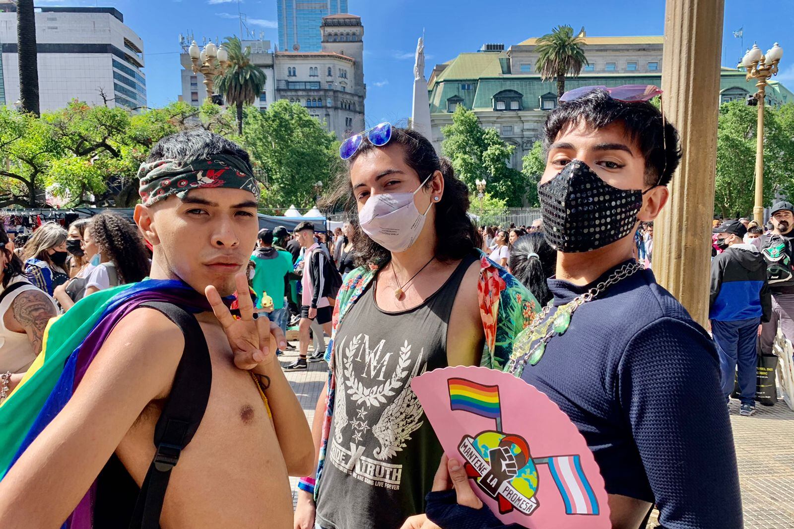 Jornada de rosca y activismo en Plaza de Mayo, a treinta años de la primera Marcha del Orgullo en la ciudad de Buenos Aires.