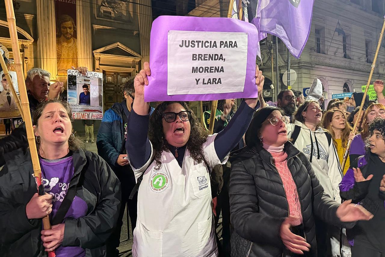 La marcha en Plaza Flores contra el triple femicidio.