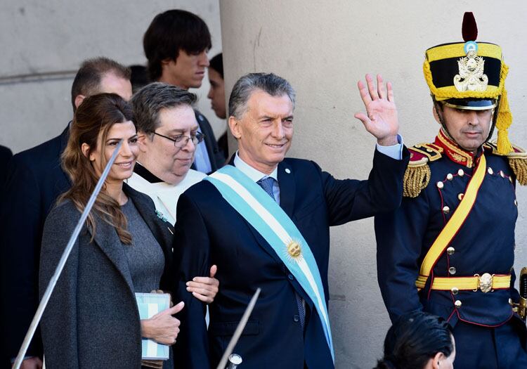 Macri sale junto a Juliana Awada del Te Deum donde se santiguó de forma muy peculiar.