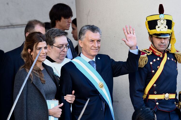 Macri sale junto a Juliana Awada del Te Deum donde se santiguó de forma muy peculiar.