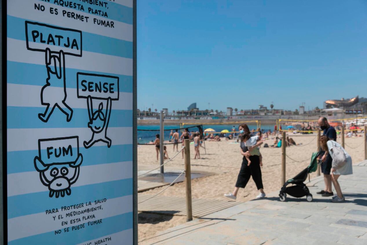 Fumar estará prohibido a partir de julio en las playas de Barcelona, que así pasarán a ser libres de humo.