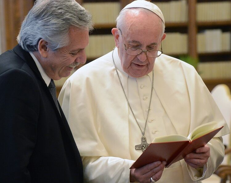Alberto Fernández y el Papa Francisco en su encuentro de ayer.