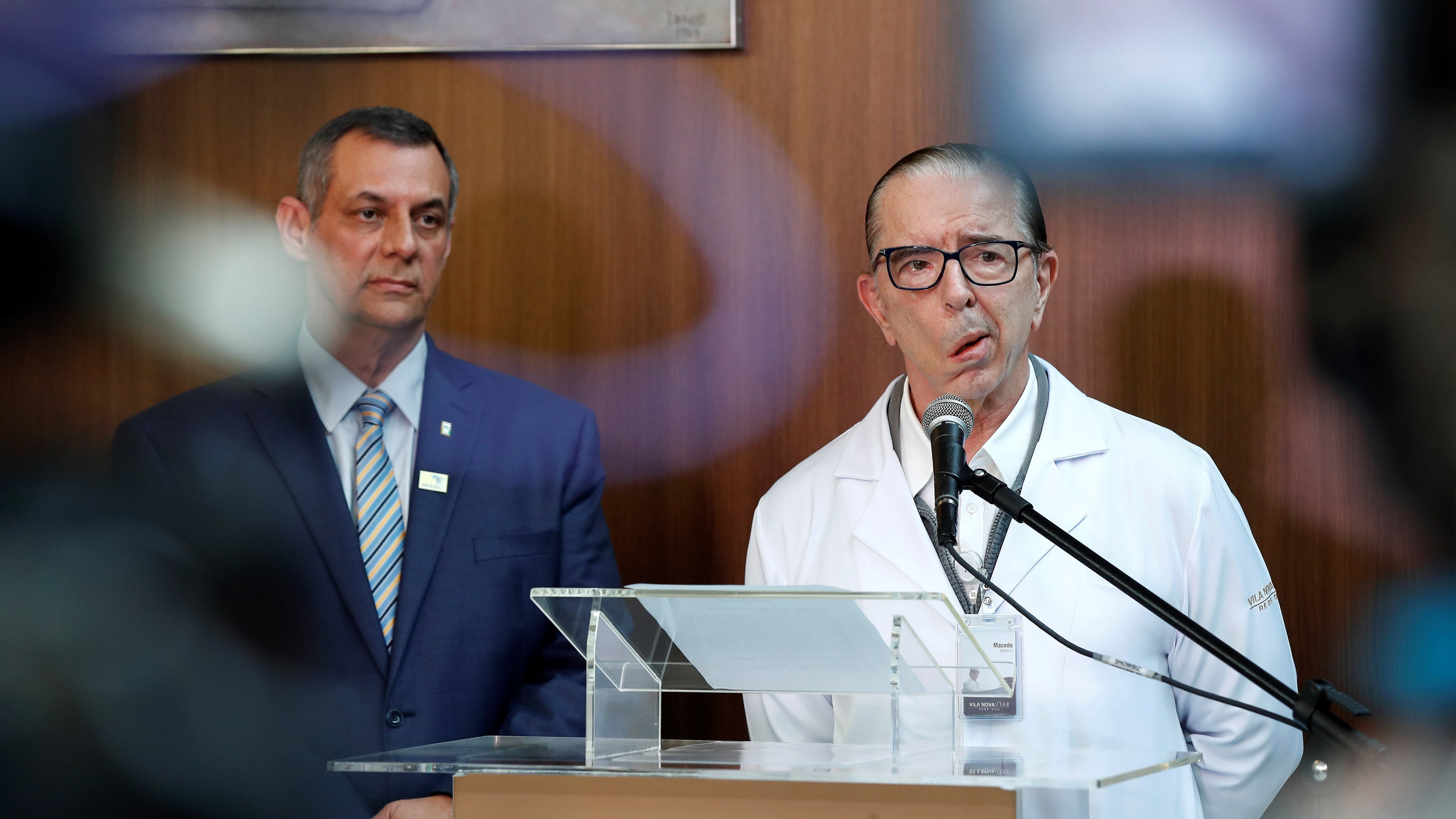 Bolsonaro permaneció cinco horas y cinco minutos en el quirófano, reportó el médico Antonio Luiz Macedo.