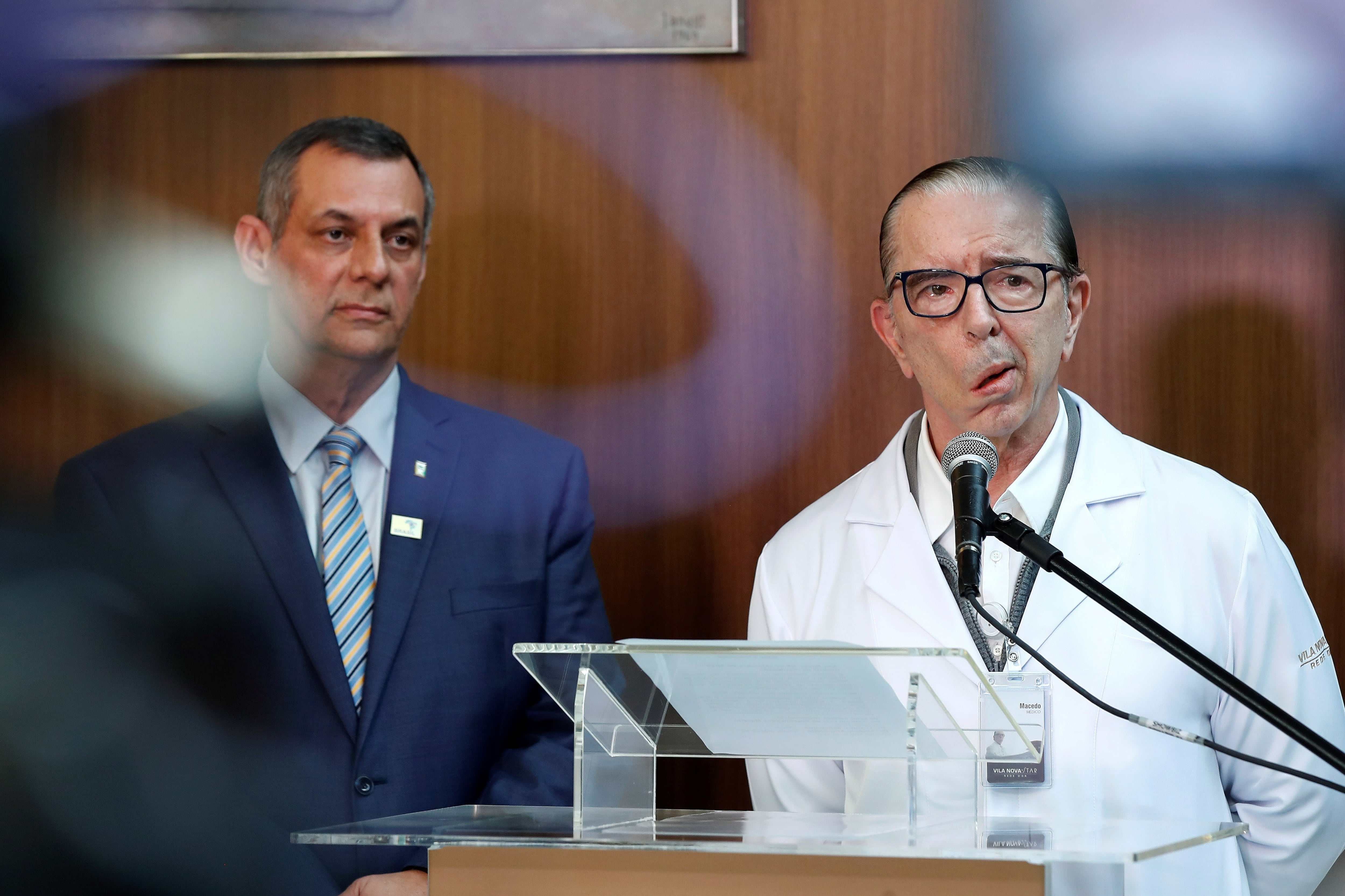 Bolsonaro permaneció cinco horas y cinco minutos en el quirófano, reportó el médico Antonio Luiz Macedo.