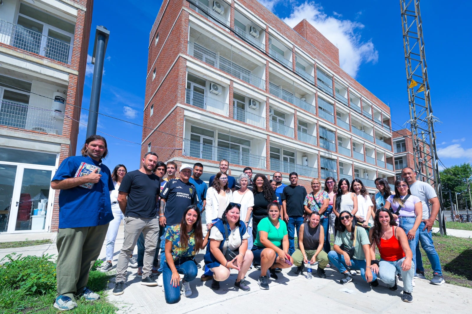 Las autoridades provinciales con los primeros beneficiarios en complejo habitacional Peribebuy.