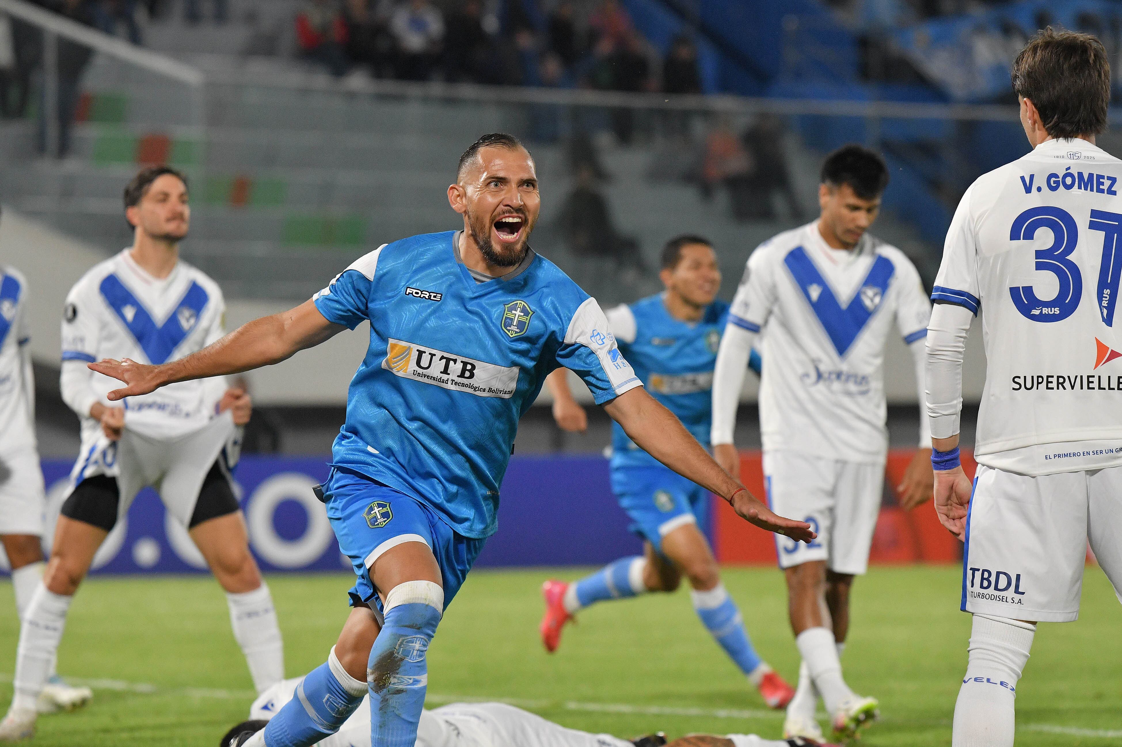 El defensor René Barbosa festeja el yerro de los velezanos.