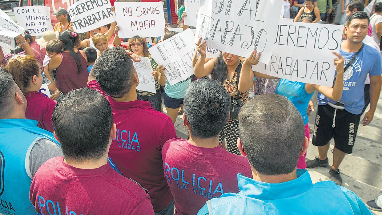 Los puesteros se organizaron en asambleas y algunos puesteros reclamaban con carteles.
