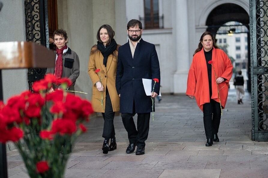 Irina Karamanos junto a presidente chileno Gabriel Boric (Twitter: @IrinaKaramanos).