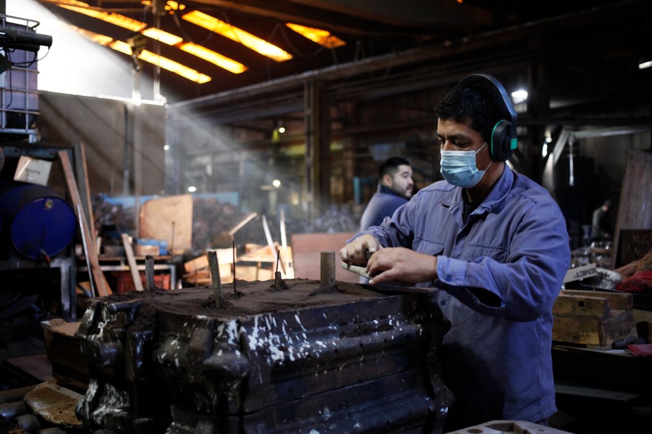 La industria creció en el interanual pero bajó frente a abril.