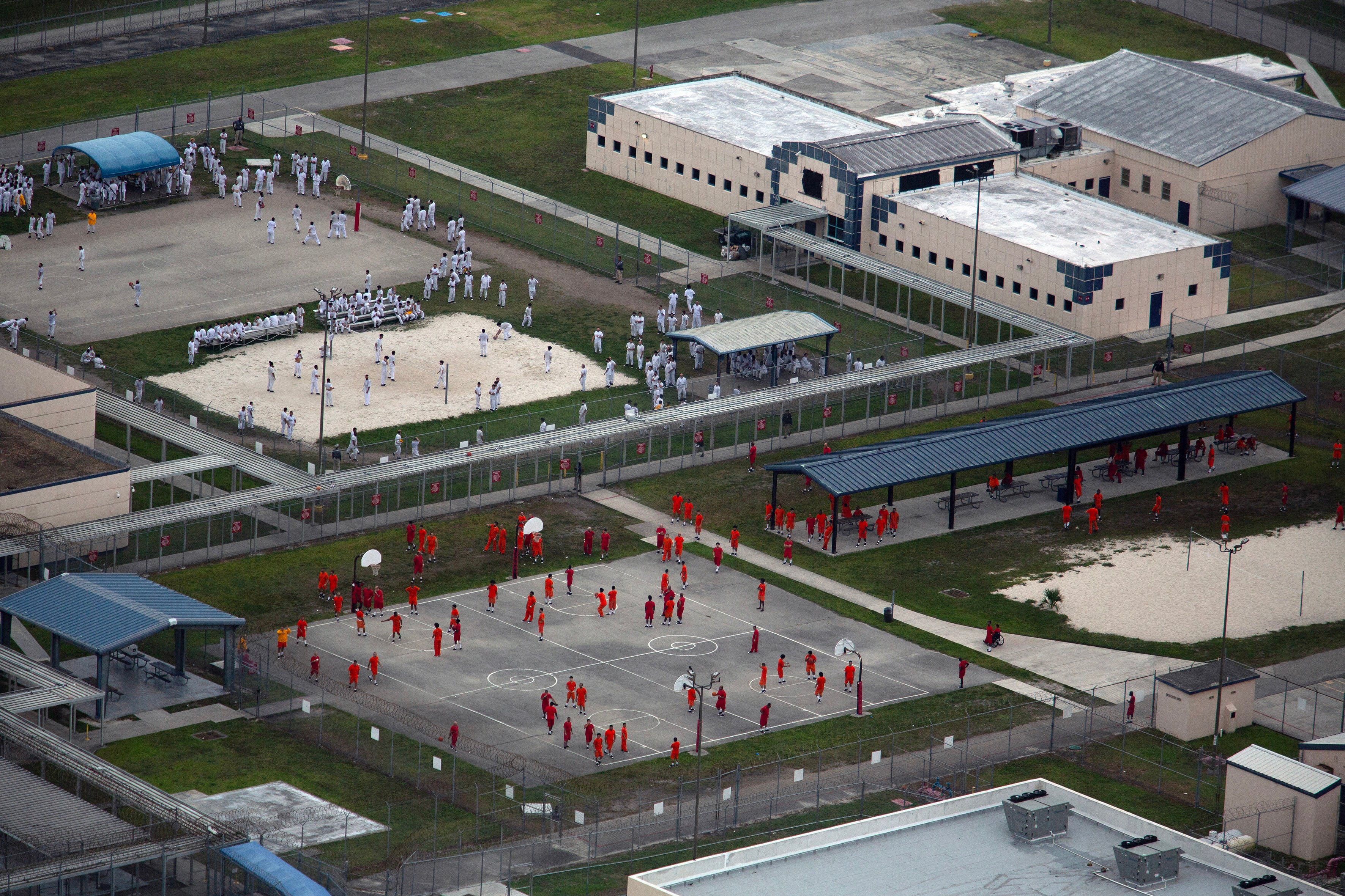 En una vista aérea desde un helicóptero, se observa a detenidos en el Centro de Detención Krome, administrado por el ICE
