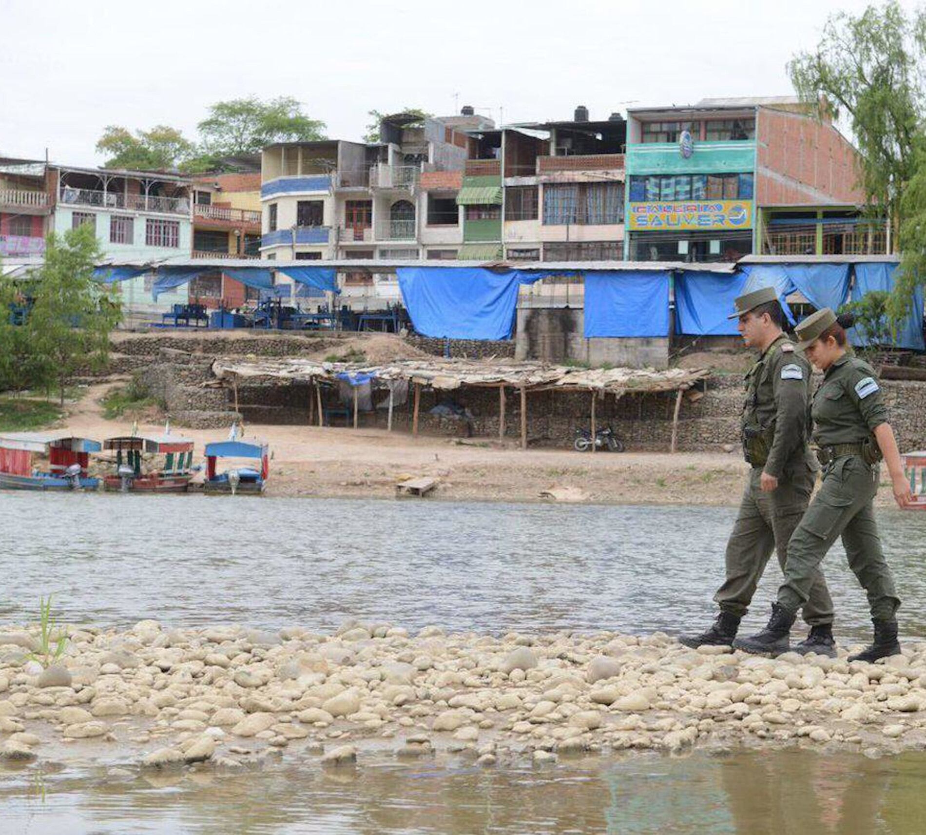 Gendarmería nacional en Aguas Blancas, al fondo Bolivia.
