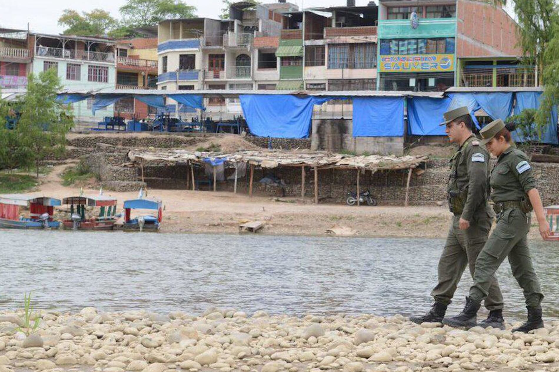 Gendarmería nacional en Aguas Blancas, al fondo Bolivia.