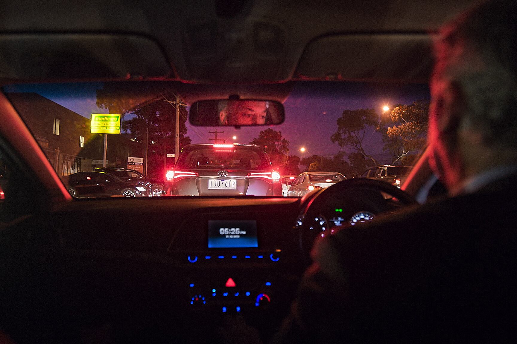Las charlas en el auto van ganando un progresivo espesor, y dejan caer revelaciones.