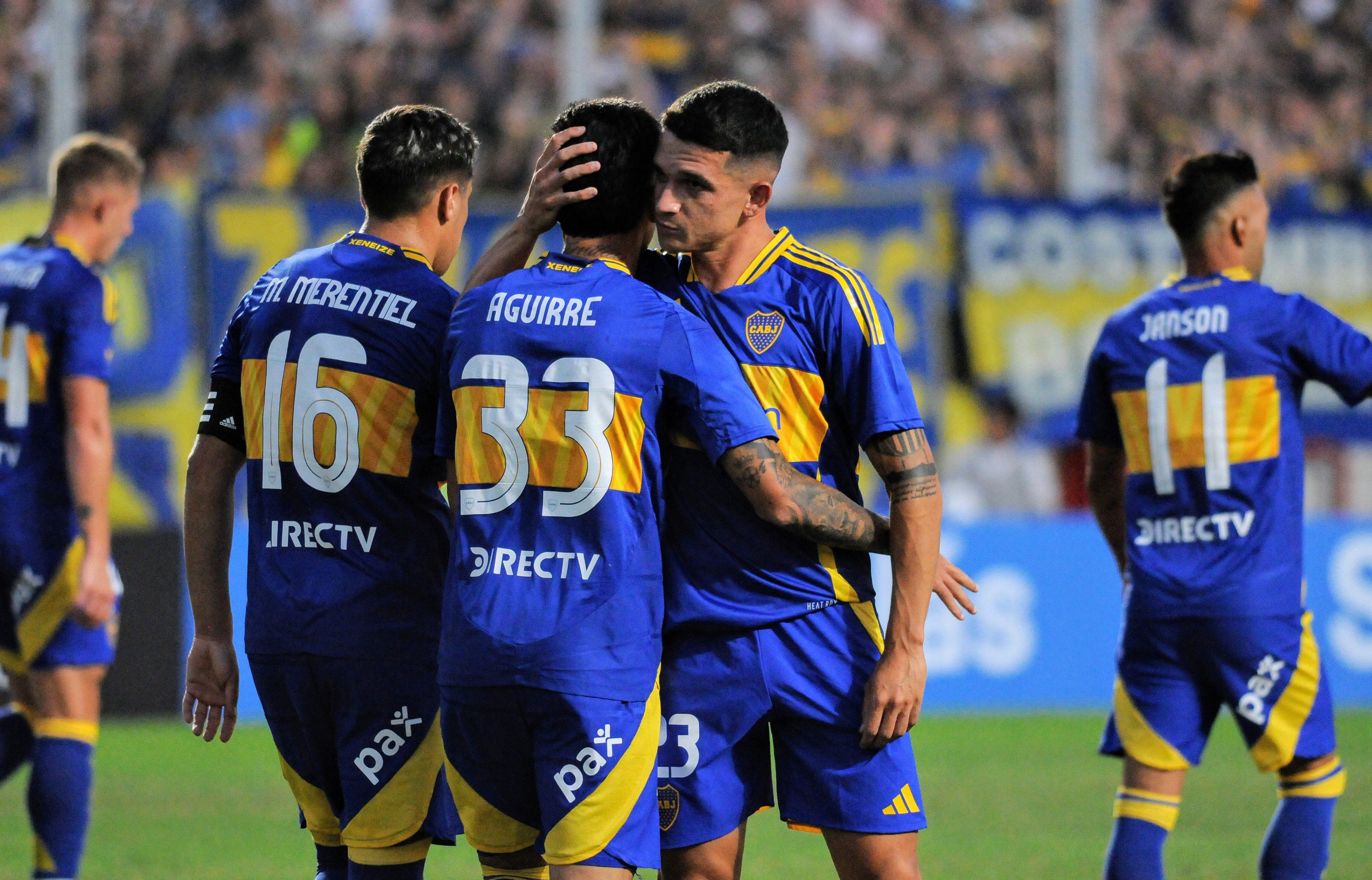 Blanco felicita a Aguirre por el gol del 1-0.