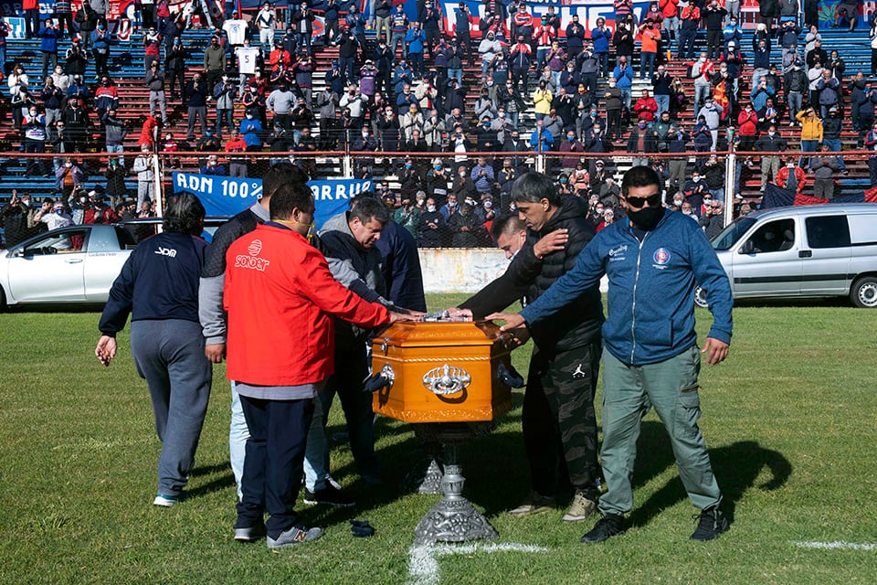 Arengados en redes, centenares de hinchas fueron al estadio de Central Córdoba