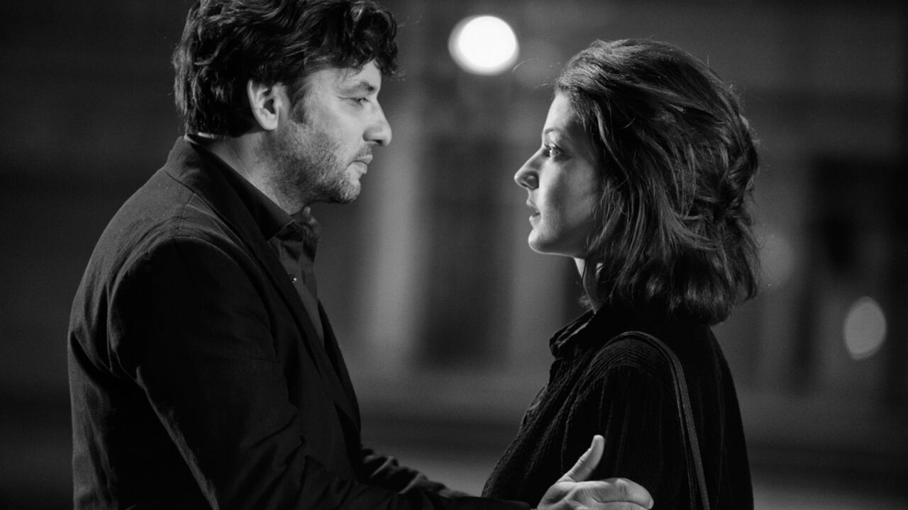 La trama involucra a un profesor de Filosofía, su hija y su alumna y amante.