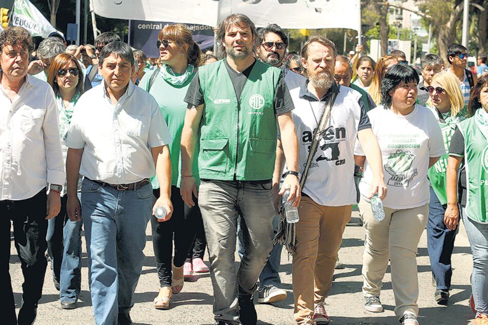 Los estatales de ATE y Pablo Micheli, de la CTA, participaron ayer de una movilización en Neuquén.