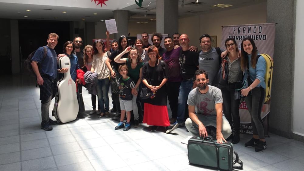 Trabajadores luego de recibir el decreto