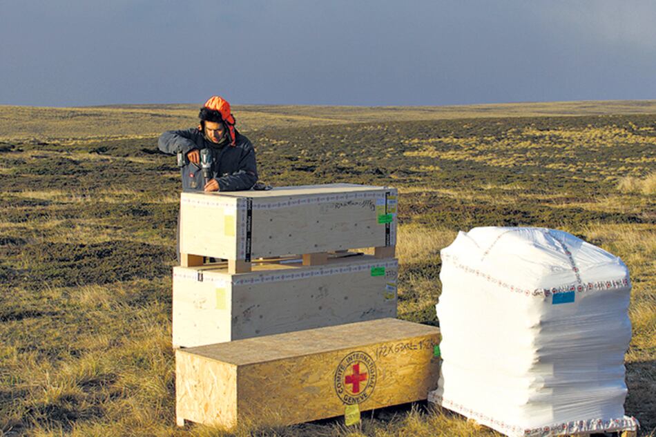Los peritos ya trabajan en el cementerio de Darwin.