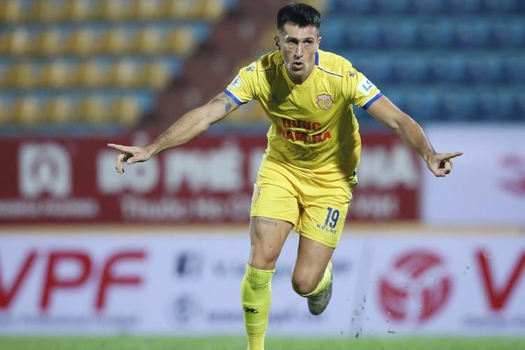 Sebastián Merlo celebra un gol para el Nam Dinh, algo que podrá volver a hacer en dos semanas.
