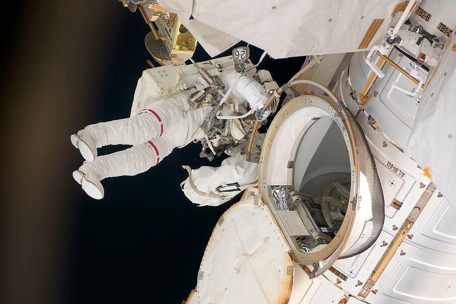 Como los astronautas comparten ropa sucia, la Agencia Espacial Europea puso en marcha un proyecto para mantener limpias sus prendas.