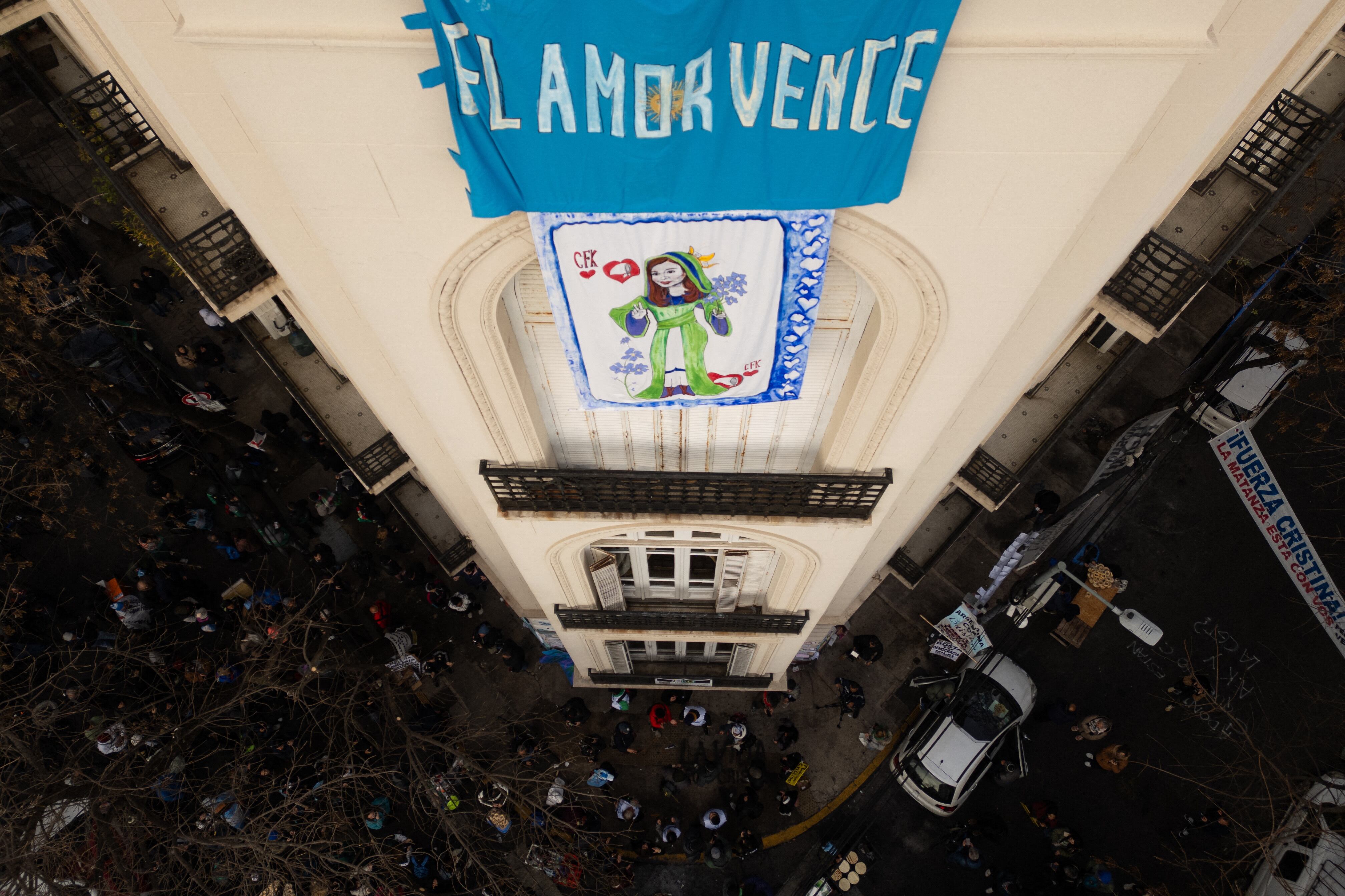 La consigna del nuevo "vecino de arriba".