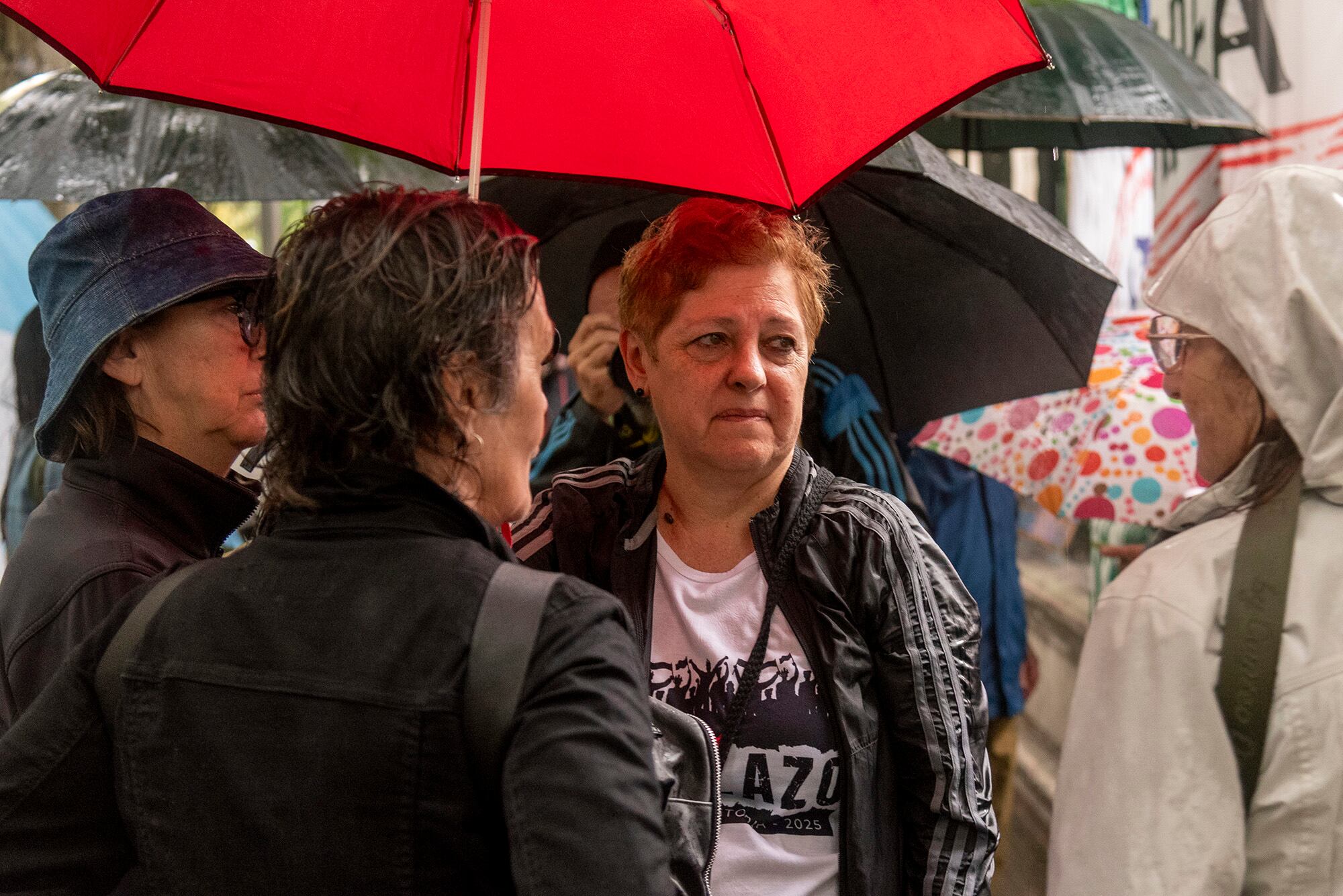 Claudia, la hija del líder metalúrgico Alberto Piccinini, en la puerta de Tribunales Federales junto a otros manifestantes.