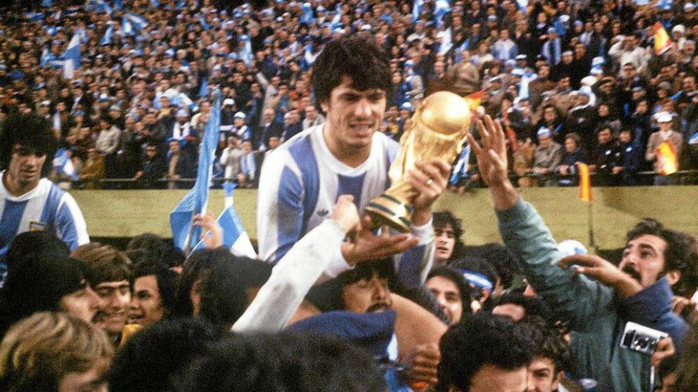 Daniel Alberto Passarella, capitán de la Selección en aquel entonces, levanta la Copa del Mundo de 1978.