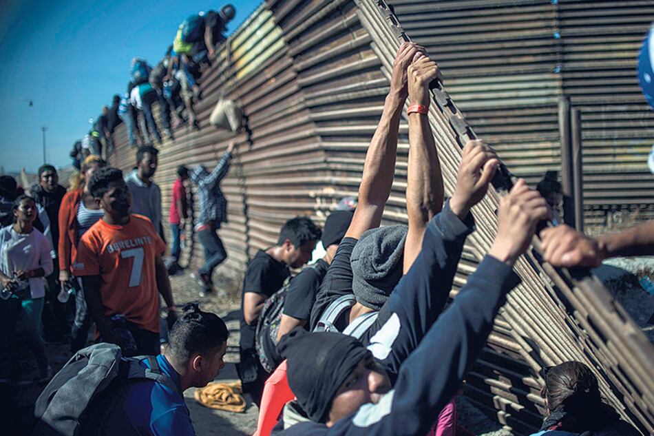 Un grupo de migrantes centroamericanos intentó subir a la valla.
