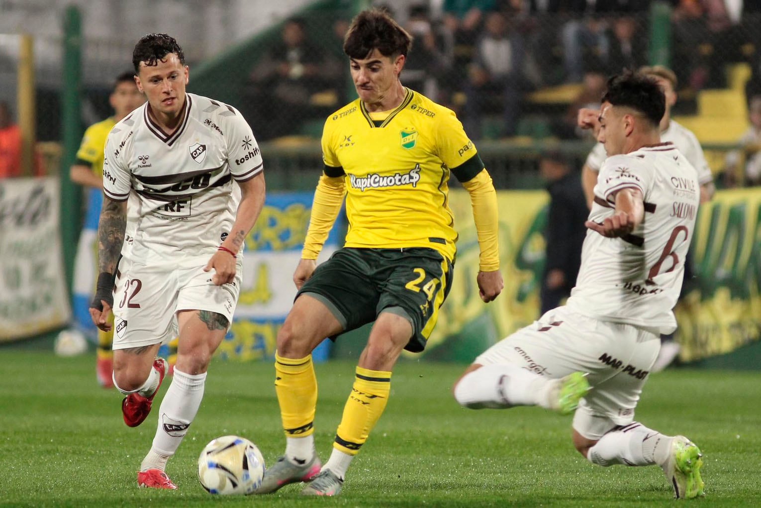 Juan Manuel Gutiérrez lleva la pelota entre Salomón y Baldassarra