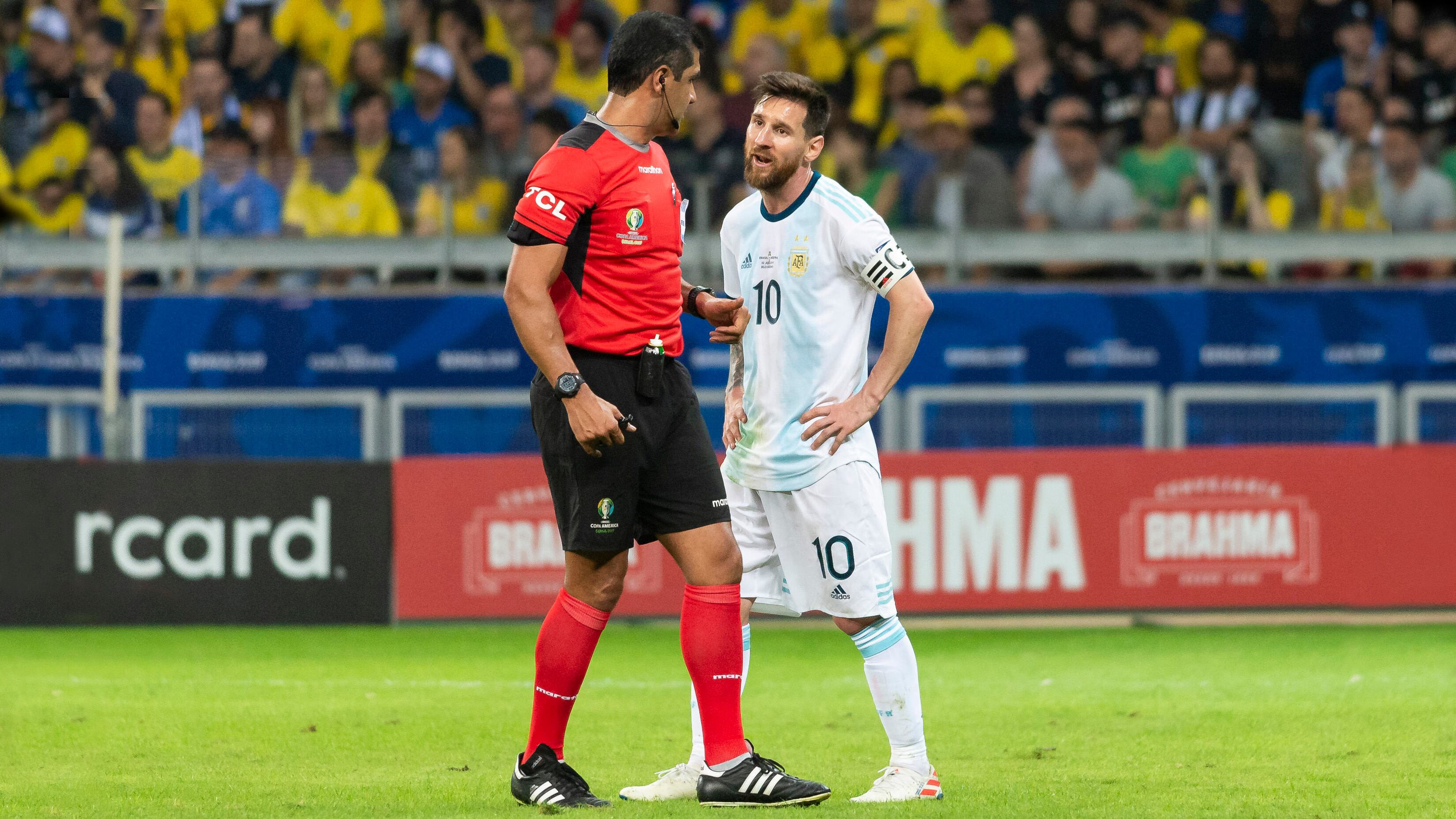 Cara a cara de Lionel Messi con Roddy Zambrano.