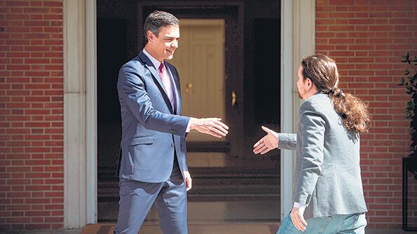 Sánchez e Iglesias se dan la mano antes de reunirse ayer en el Palacio de la Moncloa.
