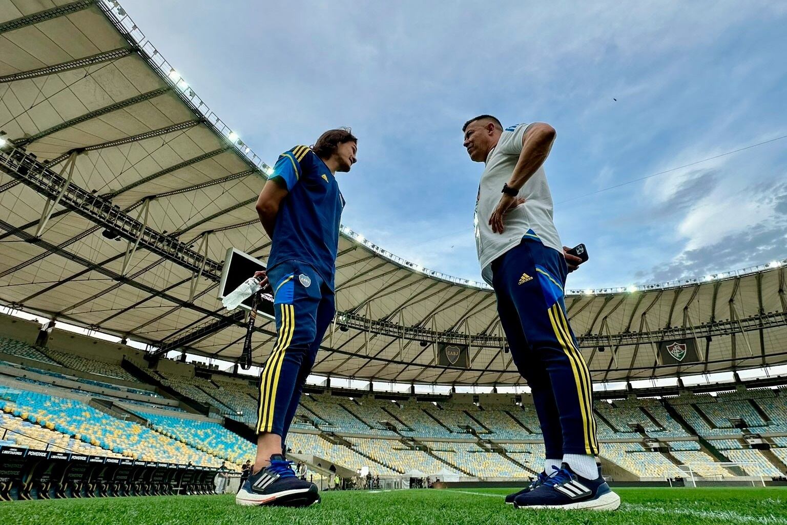 Cavani y Almirón pisan el Maracaná. El goleador y el DT se mostraron muy tranquilos en la conferencia de prensa