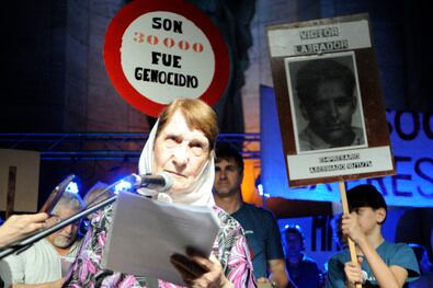 Norma Vermeulen, una de las Madres icónicas de Rosario, leyendo uno de los documentos.