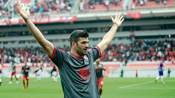 Gigliotti, goleador de Independiente, festeja frente a los santafesinos.