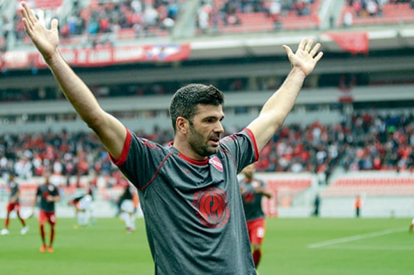 Gigliotti, goleador de Independiente, festeja frente a los santafesinos.
