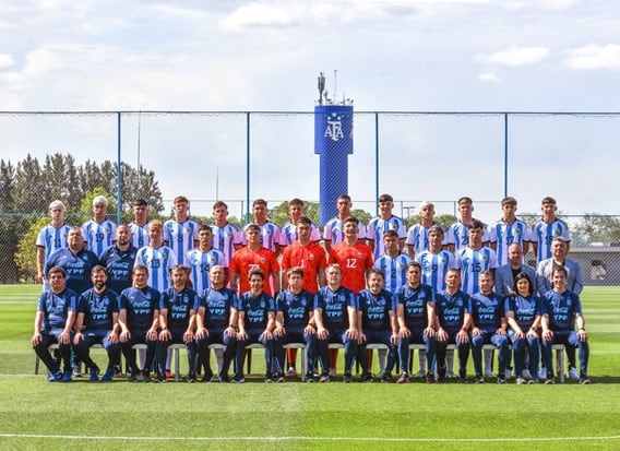 La delegación argentina que participará del Mundial Sub 17 en Indonesia. 