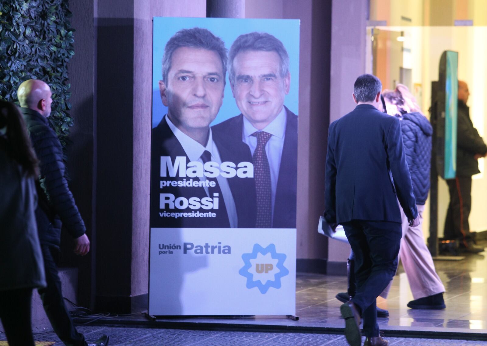 El candidato de Unión por la Patria encabezó una cena para recaudar fondos en Parque Norte. 