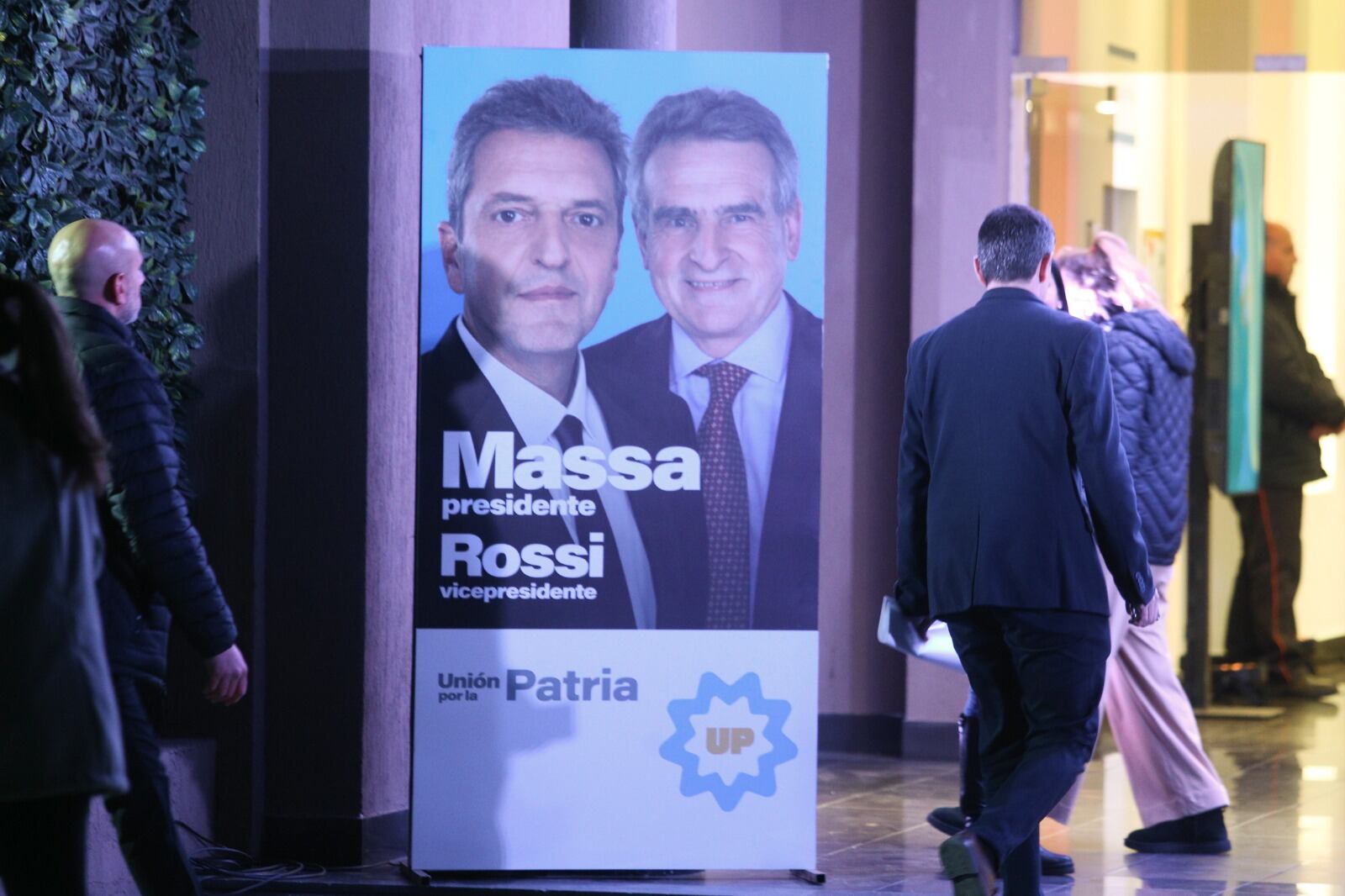 El candidato de Unión por la Patria encabezó una cena para recaudar fondos en Parque Norte.