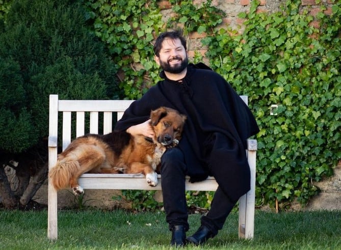 El presidente chileno, Gabriel Boric junto a su perro, Brownie.