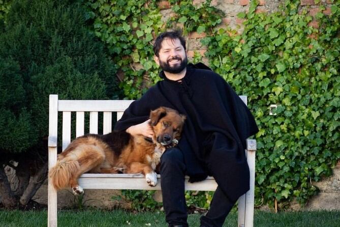 El presidente chileno, Gabriel Boric junto a su perro, Brownie.