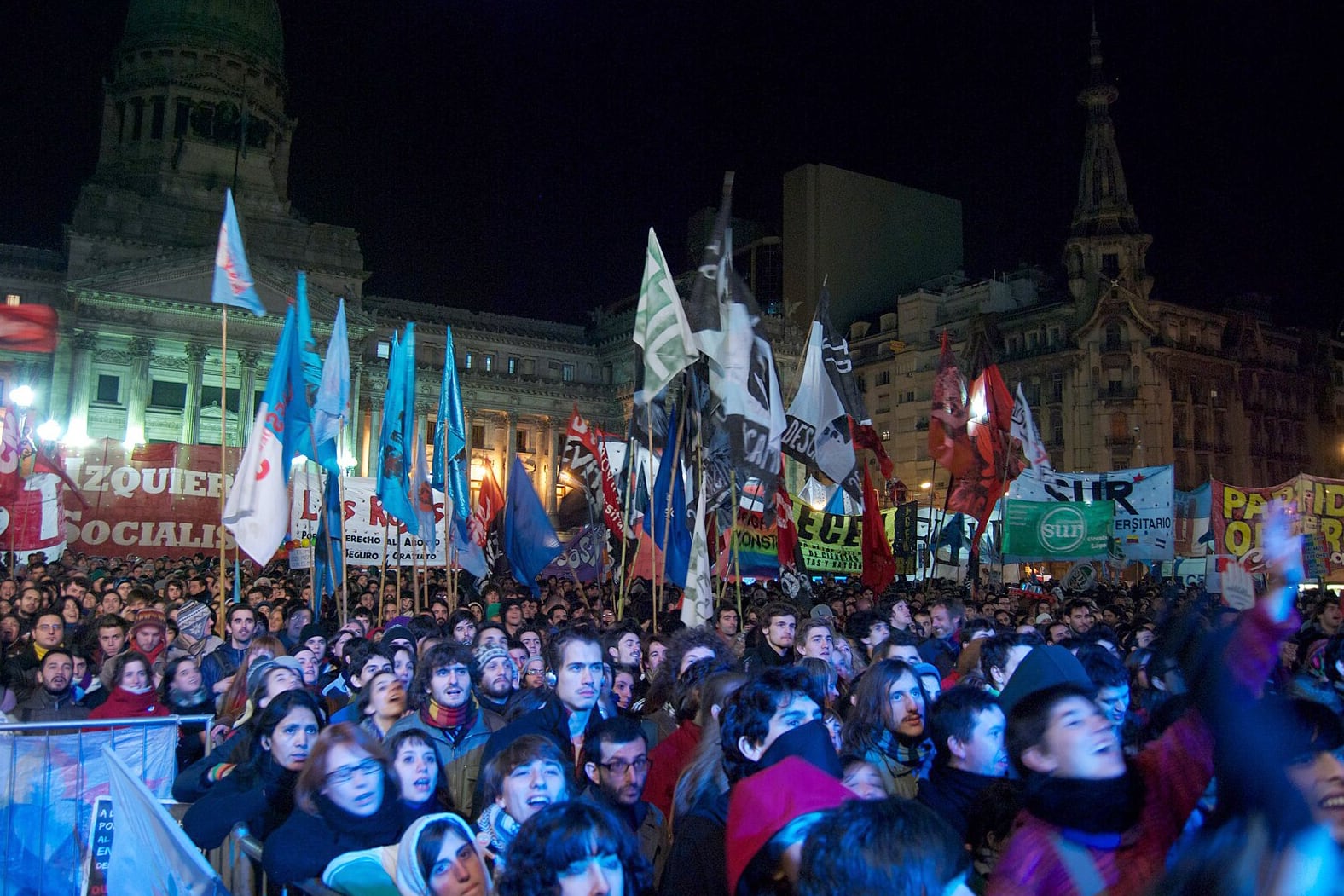 Una noche helada para un triunfo que caldeó el alma.