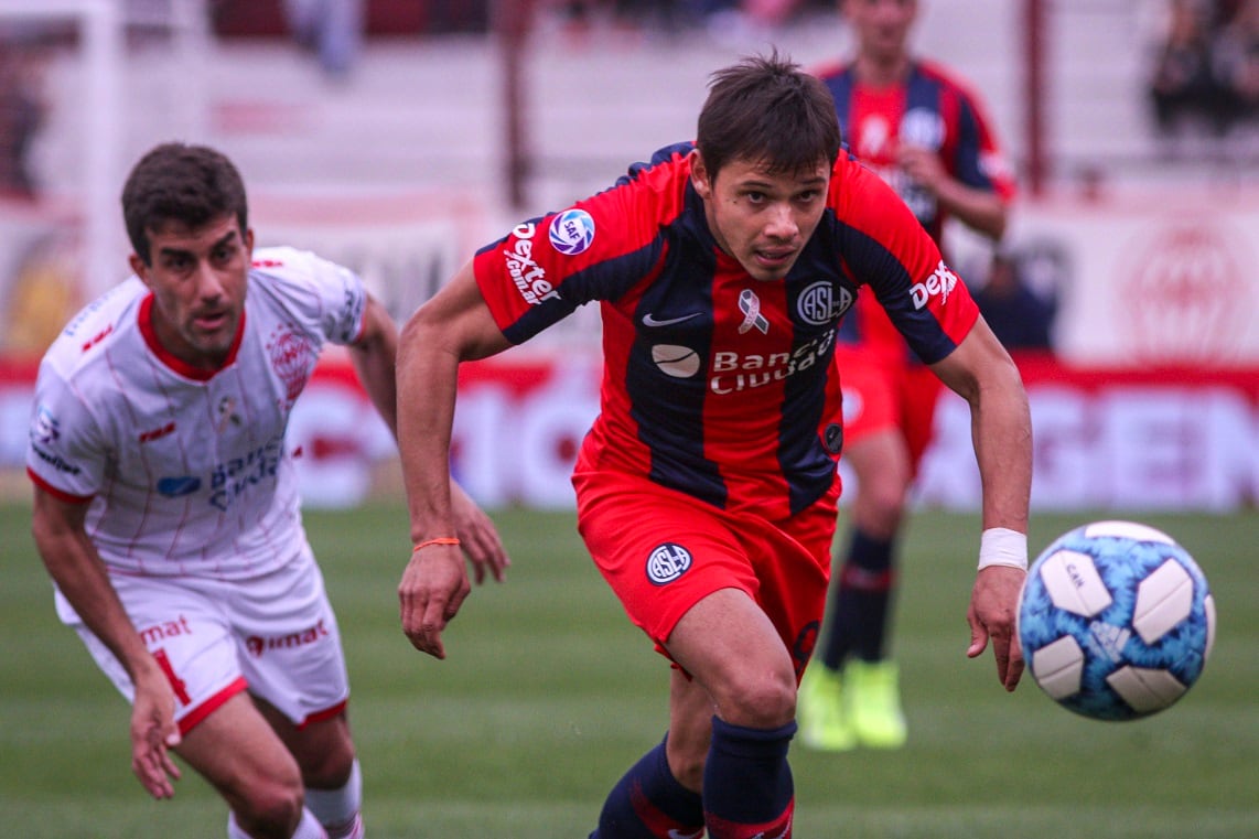 Angel Romero se le escapa a Carlos Araujo en el último clásico. Fue triunfo 2-0 de Huracán en 2019.