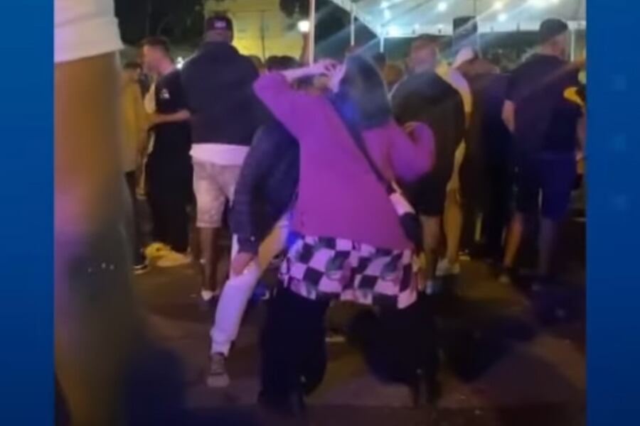 La turista argentina imitando un mono que se come los piojos de su compañero. Imagen: reproducción de la denuncia.