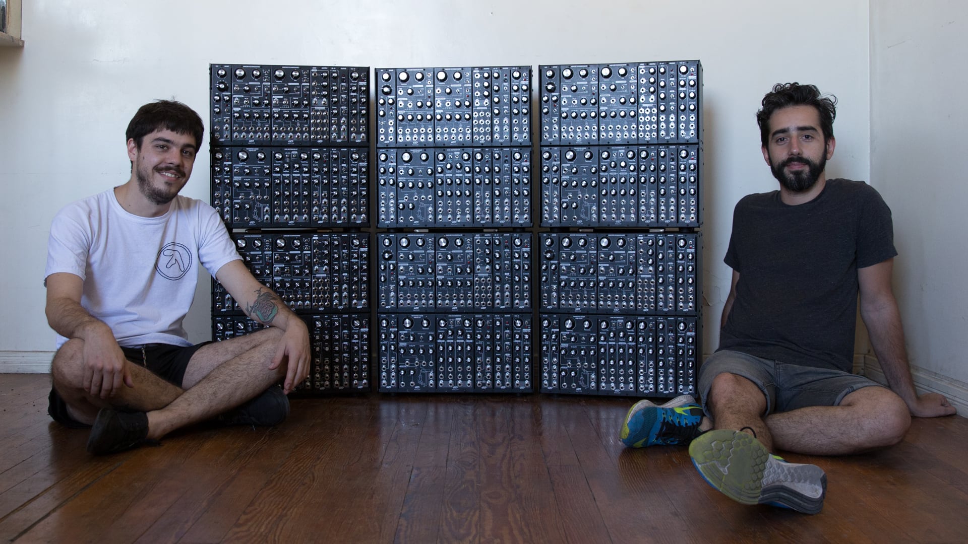 Francisco Trípodi Arley y Santiago Villa se conocieron en la Untref y armaron Núcleo.