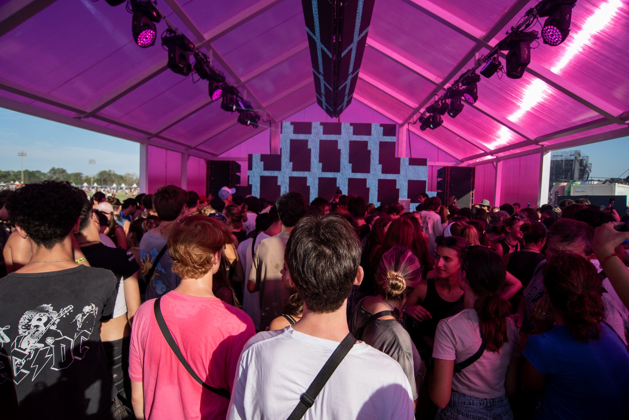 Para bailar, para geder, para flashar, para zafar del calor: en los escenarios más chicos y en las carpas se cuece un caldo de talentos