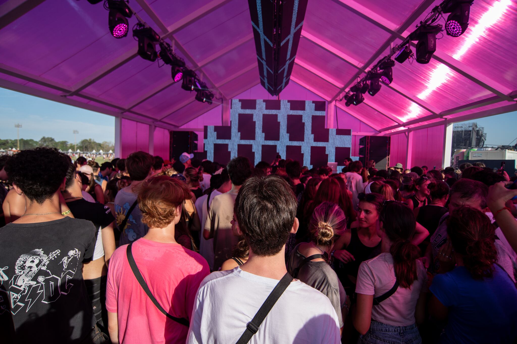 Para bailar, para geder, para flashar, para zafar del calor: en los escenarios más chicos y en las carpas se cuece un caldo de talentos
