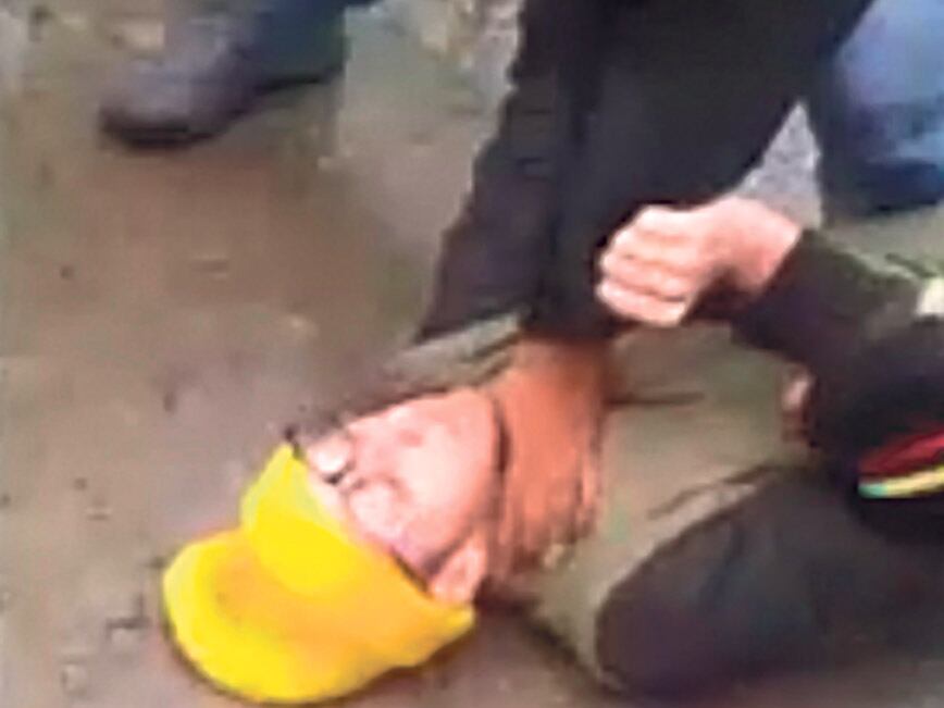 Jóvenes de 15 años fueron tirados al suelo y ahorcados por oficiales que no llevaban uniforme ni identificación.