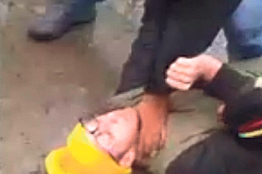 Jóvenes de 15 años fueron tirados al suelo y ahorcados por oficiales que no llevaban uniforme ni identificación.